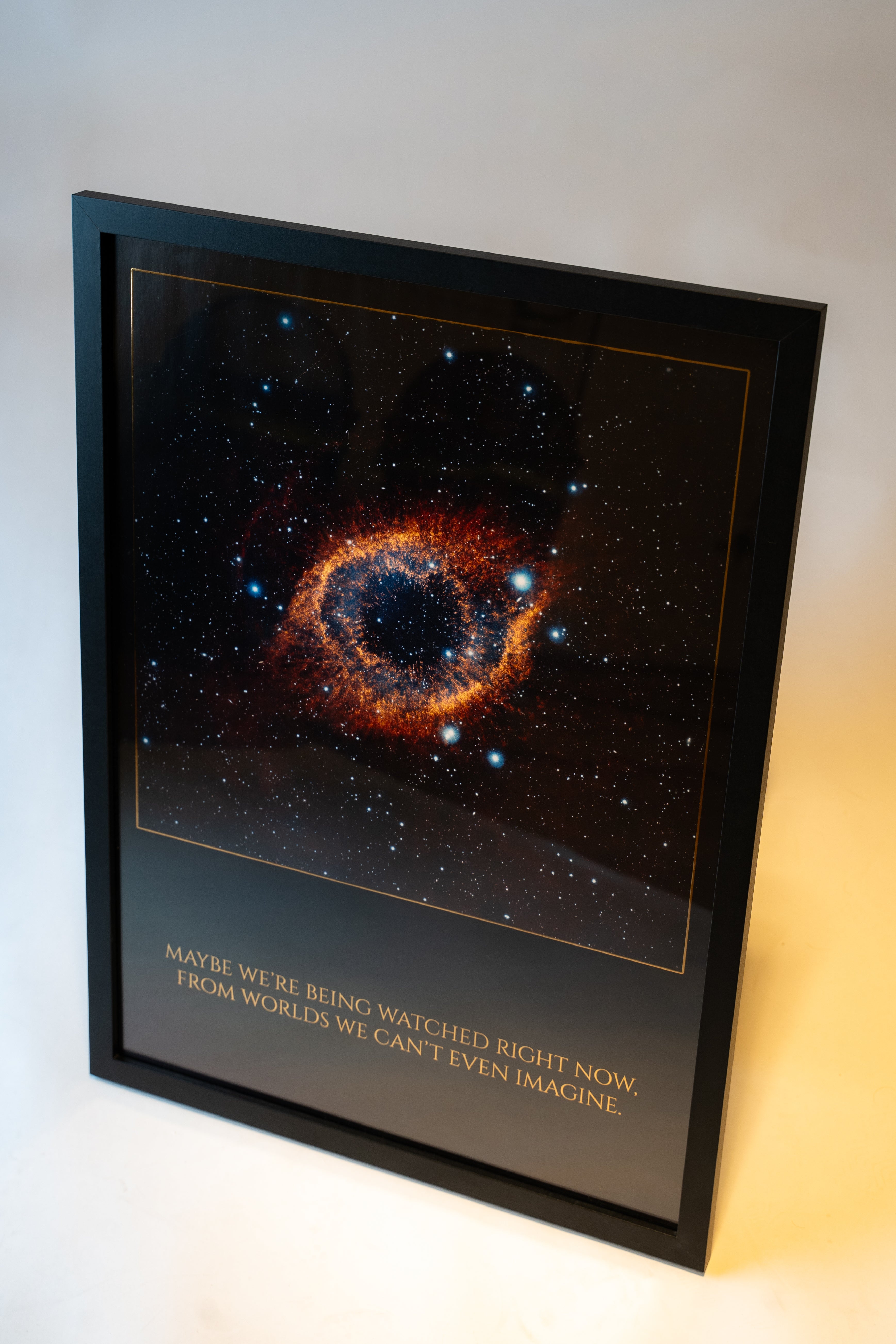 Detailfoto van Being Watched poster met goudfolie en zwarte lijst